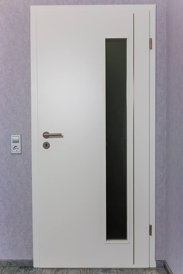 Weißlack glatte Tür mit schmalem Lichtausschnitt Vinyl Boden in Fliesenoptik Bauvorhaben Gründau Mittelgründau